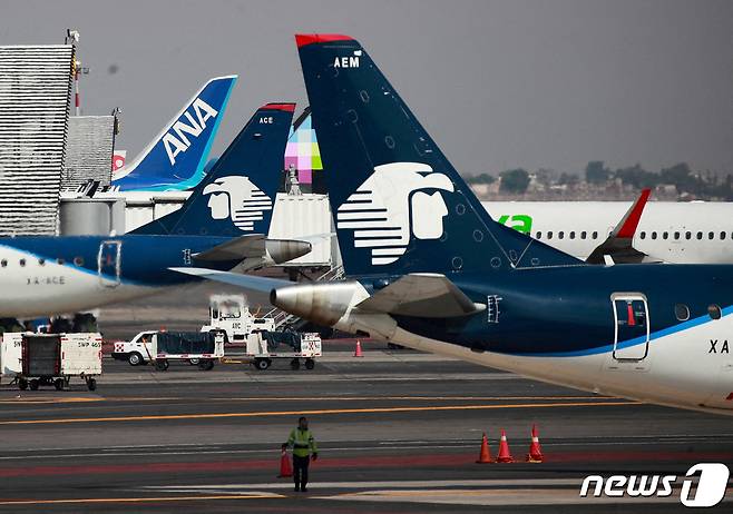 멕시코 수도 멕시코시티 국제공항 활주로에 지난해 1월 아에로멕시코 항공의 여객기가 정차된 모습. 2023.1.19. ⓒ 로이터=뉴스1 ⓒ News1 김성식 기자