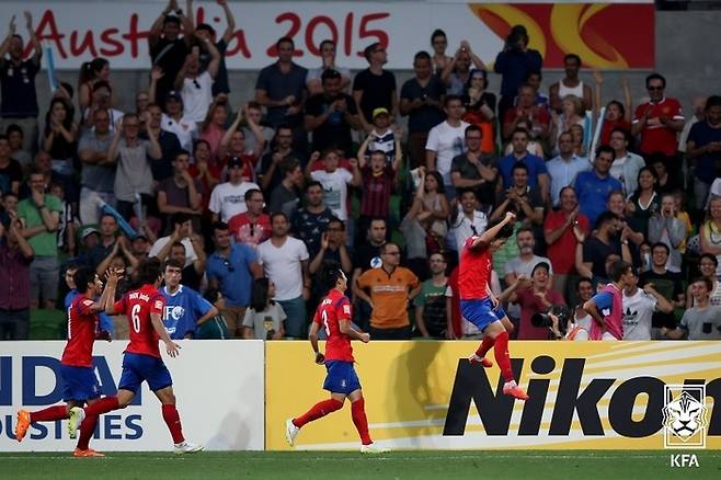 손흥민이 지난 2015년 호주 아시안컵 8강에서 우즈베키스탄을 상대로 연장 득점에 성공한 뒤 포효하고 있다. 사진제공 | 대한축구협회