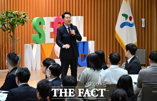 지난해 직원 조례에서 '창의행정'을 강조했던 오세훈 서울시장이 올해는 청렴도 1위 탈환을 목표로 내세웠다. 오세훈 시장이 29일 오후 서울시청 다목적홀에서 열린 신년 직원조례에서 특강하는 모습. /서울시