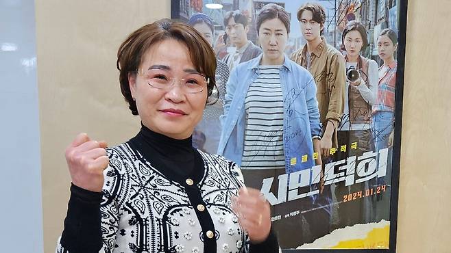 23일 서울 강남구의 영화사 페이지원필름에서 영화 ‘시민 덕희’의 모티브가 된 주인공 김성자씨가 포즈를 취하고 있다. 김씨는 “이제 동네에서 보이스피싱 당했다 하면 저부터 먼저 찾는다. 그때마다 대처법을 알려주지만 돈을 되찾긴 쉽지 않다”고 했다. /백수진 기자