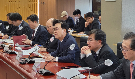 김태흠 지사가 29일 열린 실국원장회의에서 모두발언을 하고 있다. 사진=김동근 기자