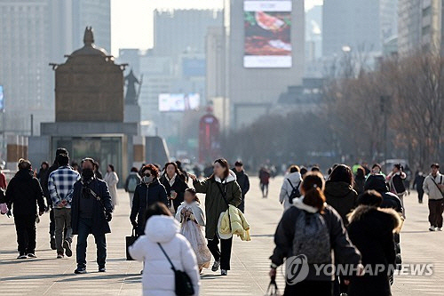 서울 미세먼지 '나쁨'을 보인 29일 오후 시민들이 서울 광화문광장을 걷고 있다. [연합뉴스]