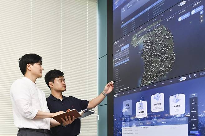 전력 상황 점검하는 한국전기안전공사 직원들. 공사는 이달부터 ESS 통합관리시스템을 활용한 정기 검사를 시행한다. 전기안전공사 제공