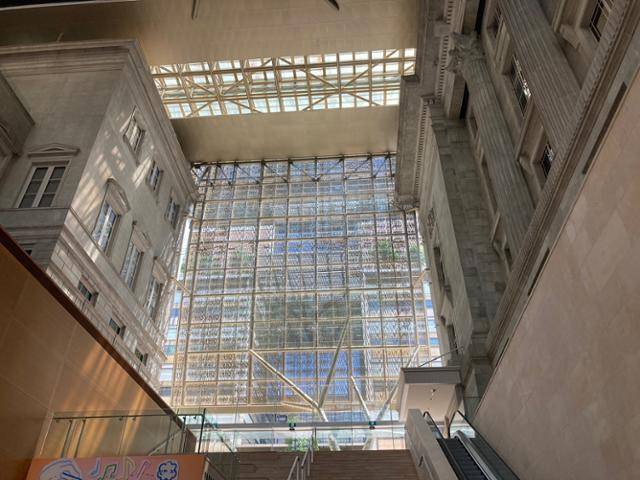 싱가포르 도심에 위치한 내셔널 갤러리 싱가포르는 2008년 구시청 건물을 리모델링해 갤러리로 전환했다.