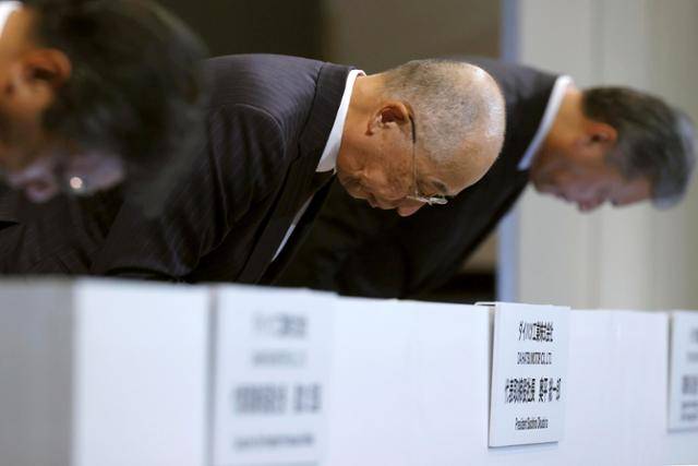 도요타자동차 출신인 오쿠다이라 소이치로(가운데) 사장 등 일본 다이하쓰공업 경영진이 지난달 20일 도쿄에서 열린 기자회견 도중 머리 숙여 사과하고 있다. 이날 다이하쓰의 품질 부정 문제를 조사한 제3자위원회는 다이하쓰가 35년간 174건의 부정을 저질렀다고 발표했다. 도쿄=AP 연합뉴스