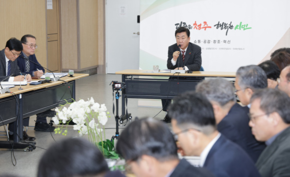 이범석 시장이 29일 임시청사 대회의실에서 월간업무 보고회를 주재하고 있다. [사진=청주시]