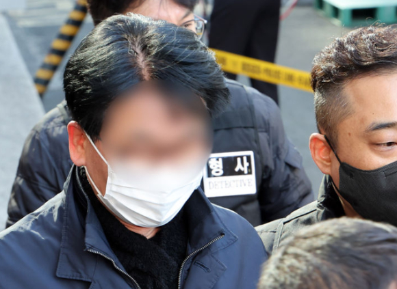 이재명 더불어민주당 대표를 흉기로 찌른 혐의로 검거된 김모(67)씨가 구속전피의자심문(영장실질심사)를 받기 위해 4일 오후 부산 연제구 연제경찰서를 나서고 있다. [사진=뉴시스]