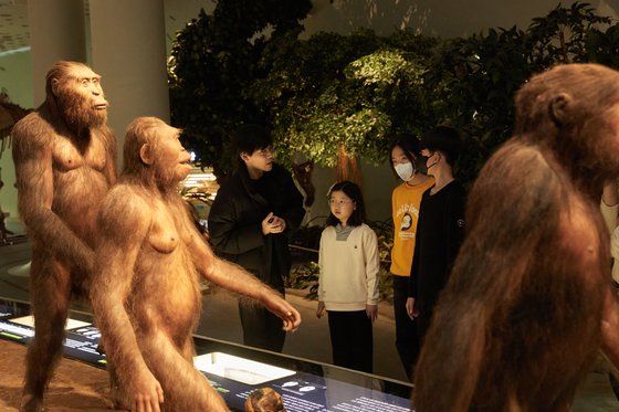 이형기(맨 왼쪽) 연구원이 소중 학생기자단에게 현재까지 밝혀진 최초의 인류 사헬란트로푸스 차덴시스부터 호모 사피엔스까지 인류의 진화를 설명하고 있다.