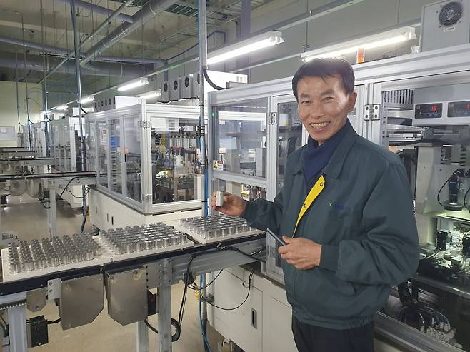 이정도 제조본부장(전무)이 리튬일차전지를 설명하고 있다. 당진=윤현주 기자