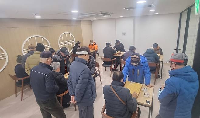 지난 28일 인천 동구 송림골 아뜨렛길 장기바둑방에서 노인들이 장기와 바둑을 두고 있다. 박준철기자