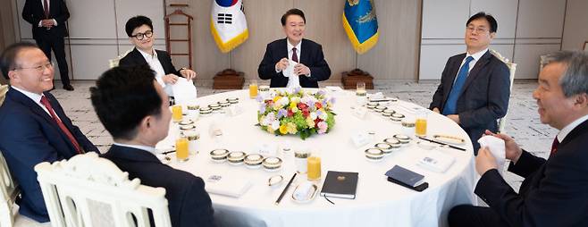 아무 일 없었다는 듯… 윤석열 대통령이 29일 용산 대통령 집무실로 한동훈 국민의힘 비상대책위원장 등을 초청해 오찬을 하고 있다. 대통령실 제공