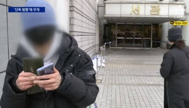 지난달 22일 "경복궁 낙서 모방범을 참교육하겠다"며 서울중앙지법에 방문한 중학생 A군(15). 채널A 보도화면 캡처