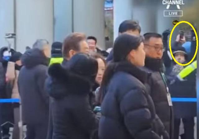 지난달 22일 서울중앙지법에 방문한 중학생 A군(15)이 이재명 민주당 대표 출석 현장에서 지지자들을 배경으로 셀프 영상을 찍고 있다. 채널A 보도화면 캡처