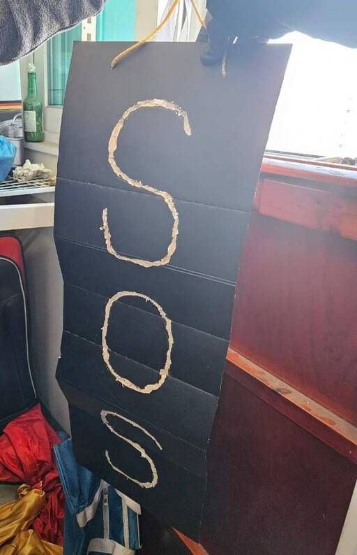 A씨가 내건 SOS 종이. 경찰청 제공