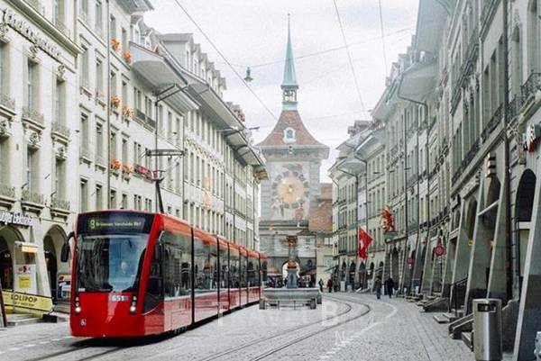 스위스 베른의 거리와 지트글로게 시계탑                 스위스관광청 제공