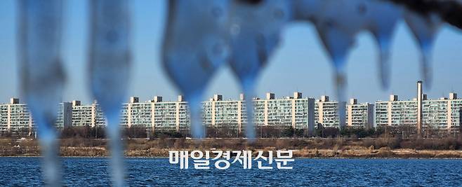 반포한강공원에 얼어붙은 고드름 뒤로 보이는 아파트 단지가 마치 현 부동산 상황을 보여주는듯하다. [매경DB]