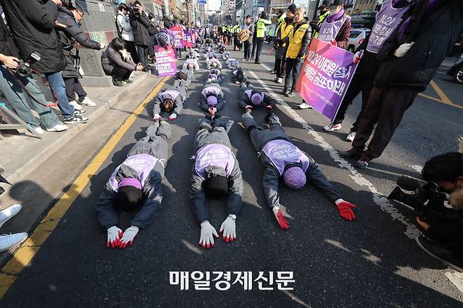 이태원 참사 유가족과 종교인들이 29일 오전 서울 용산구 이태원역 1번 출구 앞에서 용산구청을 지나 대통령실 방향으로 이태원 참사 특별법 공포를 촉구하는 오체투지를 하고 있다. 2024.1.29.[이충우기자]