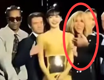 마크롱 여사가 리사의 팔짱을 끼고 기념촬영을 하고 있다. [사진출처 = 보도 화면 캡처]