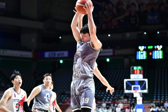 부산 KCC가 안양 정관장을 꺾고 2연승을 질주했다./KBL