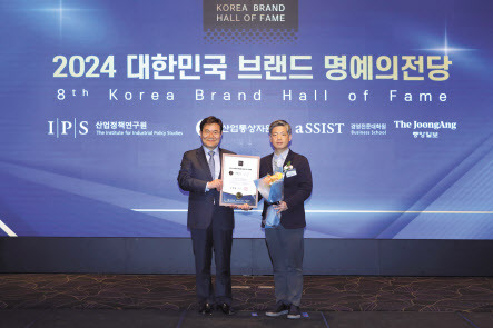 25일 열린 ‘2024 대한민국 브랜드 명예의 전당’시상식에서 이상구(오른쪽) 교원투어 여행기획부문장과 박기찬 산업정책연구원장과 기념촬영을 하고 있다. [교원 제공]