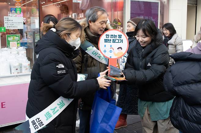 한국가스공사 직원들이 지난 26일 서울 종로구 명동에서 ‘겨울철 에너지 절약 거리 캠페인’을 실시하고 있다. [한국가스공사 제공]