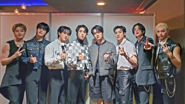 스트레이 키즈, K팝 보이그룹 최초 프랑스 자선 콘서트 출연…글로벌 대세