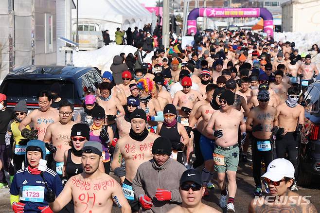 [평창=뉴시스] 권창회 기자 = 28일 오전 강원 평창군 대관령눈꽃축제 인근에서 열린 2024 평창 대관령 알몸 마라톤대회에서 참가자들이 힘찬 출발을 하고 있다. 2024.01.28. kch0523@newsis.com