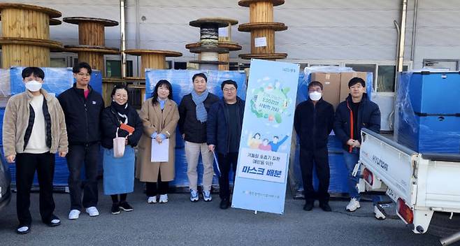 [광주=뉴시스] 광주와 전남사회서비스원, 복지시설 마스크 지원. (사진=광주시사회서비스원 제공). photo@newsis.com *재판매 및 DB 금지