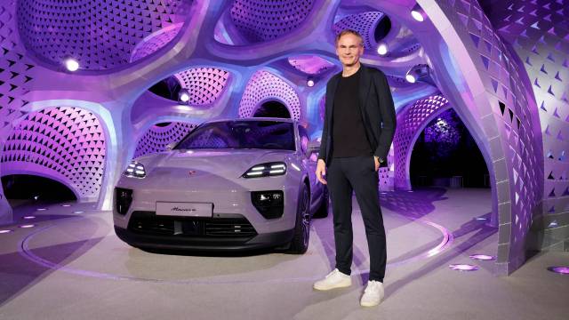 올리버 블루메 폭스바겐그룹 회장 겸 포르쉐 최고경영자(CEO)가 25일(현지 시간) 싱가포르 가든스 바이 더 베이에서 월드 프리미어 행사를 통해 포르쉐 최초의 전기 스포츠유틸리티차량(SUV) 마칸 일렉트릭을 공개하고 있다. 사진 제공=포르쉐