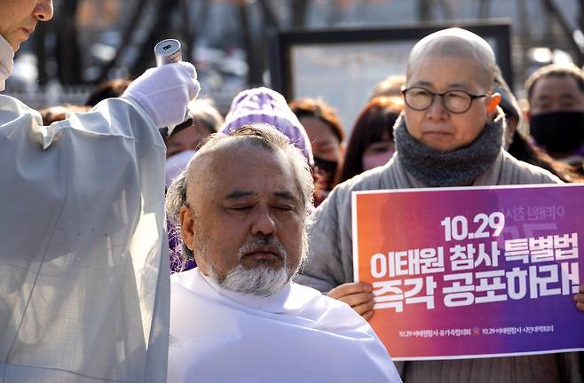 1월18일 용산 대통령 집무실 앞에서 이태원 참사 유가족들이 특별법 공포를 요구하며 삭발했다. ⓒ시사IN 조남진