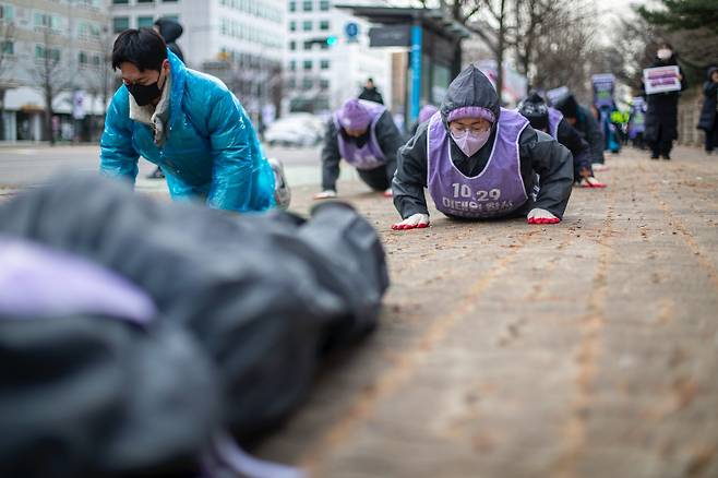 지난해 12월18일 이태원 참사 유가족들이 특별법 통과를 요구하며 오체투지 행진을 했다. ⓒ시사IN 박미소