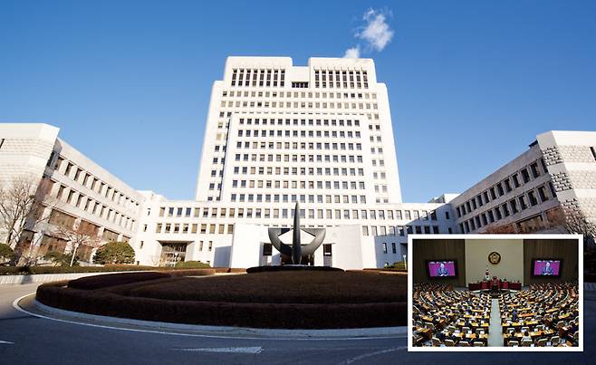 4·10 총선이 3개월도 남지 않은 가운데, 21대 국회의원 28명이 여전히 재판을 받는 것으로 파악됐다. 사진은 서울 서초동 법원 전경과 국회 본회의장(작은 사진) ⓒ시사저널 이종현·박정