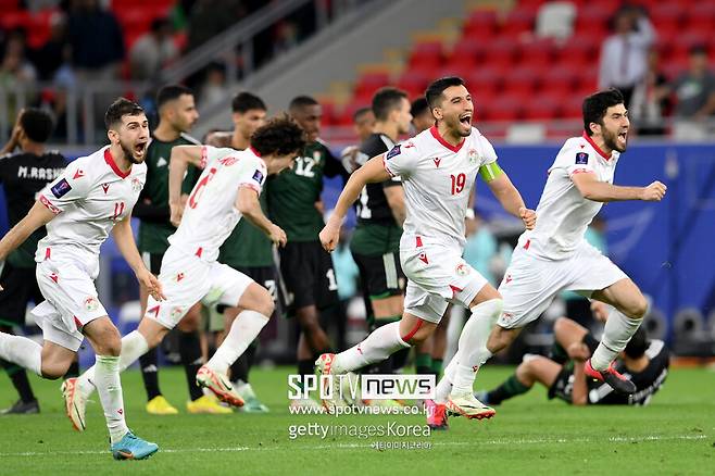 ▲ 타지키스탄은 28일(한국시간) 카타르 알 라이안 아흐마드 빈 알리 스타디움에서 열린 2023 아시아축구연맹(AFC) 아시안컵 16강전에서 아랍에미레이트를 승부차기 끝에 꺾고 8강에 올랐다.