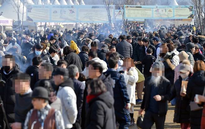 겨울공주 군밤축제 인산인해    (공주=연합뉴스) '제7회 겨울공주 군밤축제' 마지막 날인 지난 28일 축제장인 충남 공주시 금강신관공원에 수많은 관람객이 모여 있다.  2024.1.29[공주시 제공. 재판매 및 DB 금지]