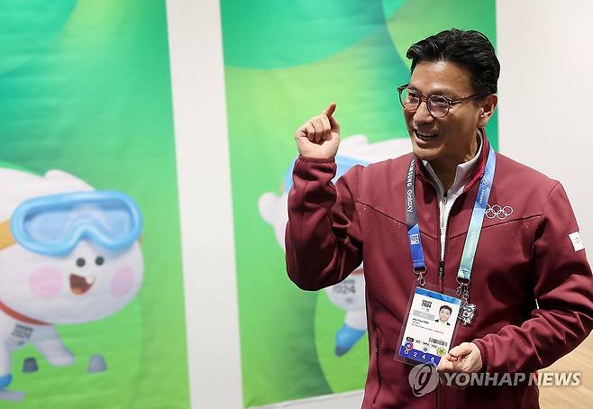 취재진과 인터뷰하는 김재열 IOC 위원 (강릉=연합뉴스) 양지웅 기자 = 김재열 국제올림픽위원회(IOC) 위원이 29일 강원 강릉시 아이스아레나에서 취재진과 인터뷰하고 있다. 2024.1.29 yangdoo@yna.co.kr