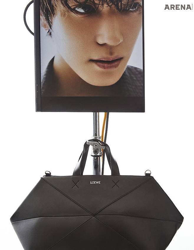 샤이니 카프스킨 소재 퍼즐 폴드 더플백 490만원 로에베 제품.