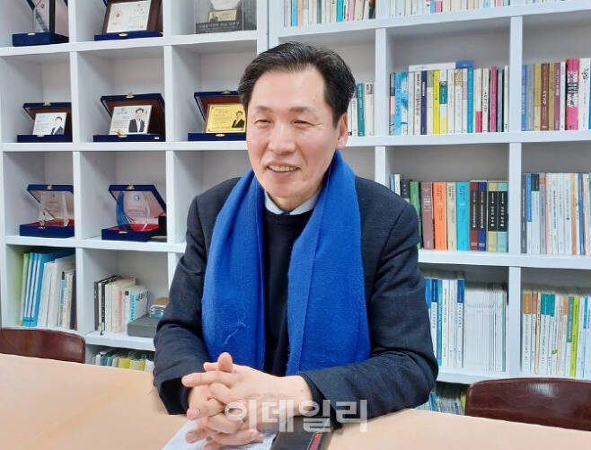 이병래 더불어민주당 인천남동을 국회의원 예비후보가 26일 남동구 만수동 선거사무소에서 인터뷰를 하고 있다.