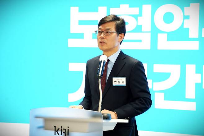 안철경 보험연구원장이 30일 서울 여의도 화재보험협회빌딩에서 열린 ‘보험연구원 기자간담회’에서 환영사를 하고 있다. (사진=보험연구원)