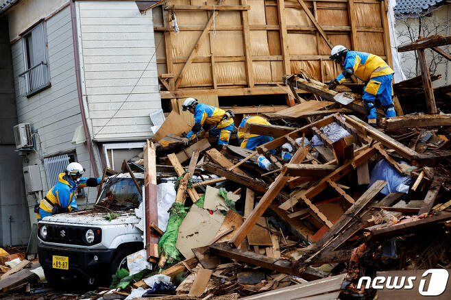 4일 일본 이시카와현 와지마에서 경찰관들이 지진으로 무너진 집 잔해를 수습하고 있다. 24.01.04 ⓒ 로이터=뉴스1 ⓒ News1 김예슬 기자
