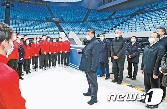 시진핑 중국 국가주석이 베이징 동계 올림픽 경기장을 방문해 관계자들을 격려하고 있다.(바이두 갈무리)ⓒ 뉴스1