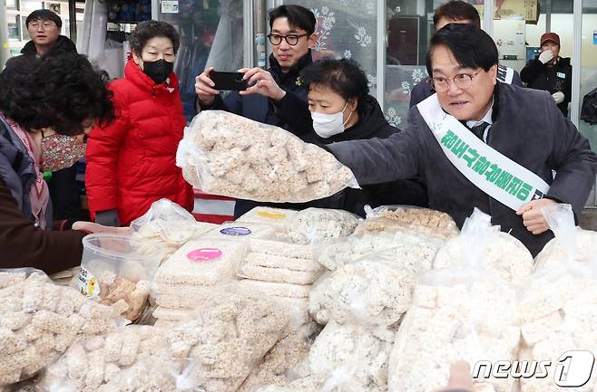 김하수 청도군수가 29일 설명절 대목을 앞두고 청도시장에서 전통시장 장보기 행사를 하고 있다. (청도군 제공) ⓒ News1 정우용 기자