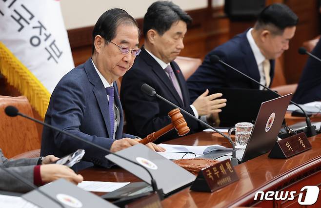 한덕수 국무총리가 30일 서울 종로구 정부서울청사에서 열린 국무회의에서 의사봉을 두드리고 있다. 이날 국무회의에서는 10·29 이태원 참사 피해자 권리보장과 진상규명 및 재발 방지를 위한 특별법안'(이태원특별법)에 대한 재의요구권(거부권) 행사 건의안 등 을 심의했다. 2024.1.30/뉴스1 ⓒ News1 허경 기자