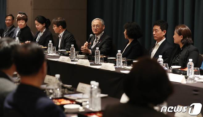 유인촌 문화체육관광부 장관이 30일, 용산 드래곤시티 호텔에서 열린 '2024 한국관광공사 해외지사 간담회'에 참석해 의견을 전하고 있다(문체부 제공)