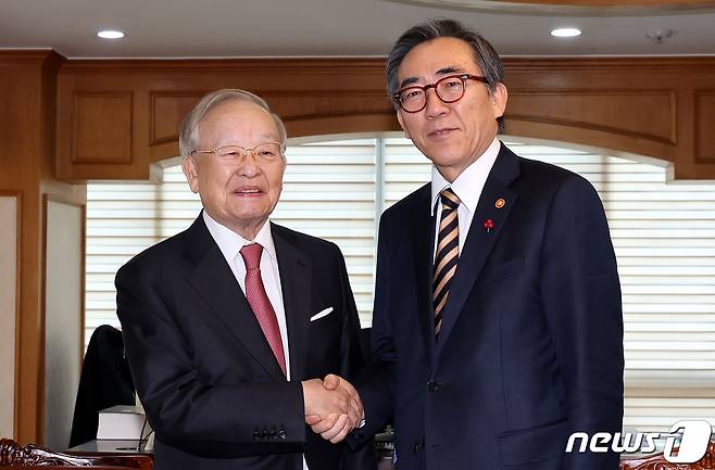 조태열 외교부 장관과 손경식 한국경영자총협회장이 30일 오후 서울 마포구 경총회관에서 간담회 전 악수를 나누고 있다. 2024.1.30/뉴스1 ⓒ News1 박지혜 기자