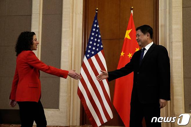 젠 다스칼 대통령 부보좌관 겸 국토안보부 부보좌관이 30일(현지시간) 중국 베이징 댜오위타이 국빈관에서 펜타닐 관련 논의에 앞서 왕샤오홍 중국 공안부장과 악수하고 있다. 24.01.30 ⓒ 로이터=뉴스1 ⓒ News1 김예슬 기자