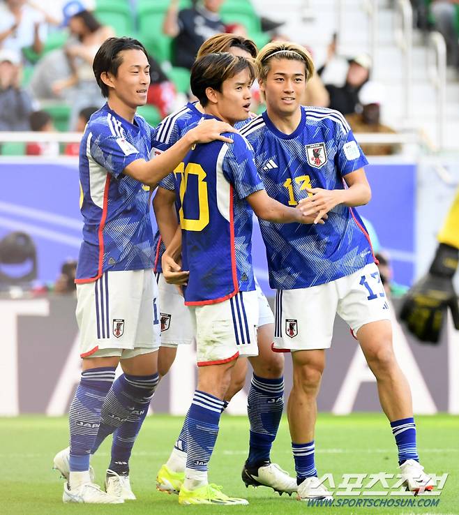 24일(현지시간) 카타르 도하 알투마마 스타디움 열린 2023 아시아축구연맹(AFC) 카타르 아시안컵 일본과 인도네시아의 경기. 일본 우에다가 추가골이 터지가 구보가 환호하고 있다. 도하(카타르)=박재만 기자 pjm@sportschosun.com/2023.01.24/