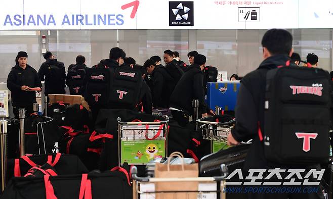 30일 인천공항 제1터미널을 통해 KIA 선수단이 캠프가 열리는 호주 캔버라로 출국했다. 출국을 준비하고 있는 KIA 선수단. 인천공항=송정헌 기자songs@sportschosun.com/2024.01.30/