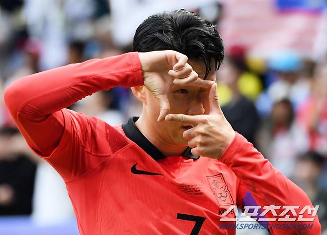 25일(현지시간) 카타르 알와크라 알자누브 스타디움에서 열린 2023 아시아축구연맹(AFC) 카타르 아시안컵 대한민국과 말레이시아의 경기. 손흥민이 페널티킥으로 역전골을 넣은 뒤 세리머니를 펼치고 있다. 알와크라(카타르)=박재만 기자pjm@sportschosun.com/2023.01.25/