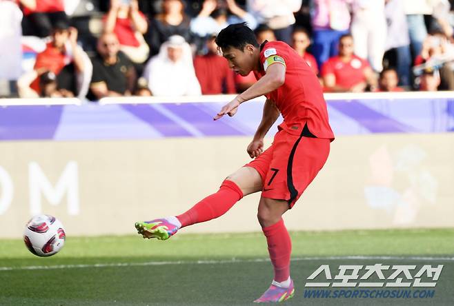 15일(현지시간) 카타르 도하 자심 빈 하마드 스타디움에서 열린 2023 아시아축구연맹(AFC) 카타르 아시안컵 대한민국과 바레인의 경기. 손흥민이 슈팅을 시도하고 있다. 도하(카타르)=박재만 기자 pjm@sportschosun.com/2023.01.15/