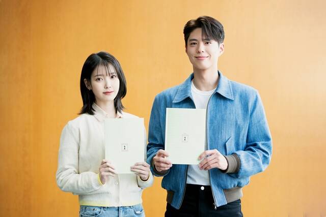 가수 겸 배우 아이유(왼쪽)와 배우 박보검이 넷플릭스 새 시리즈 '폭싹 속았수다'에서 호흡을 맞춘다. /넷플릭스